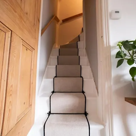 Delightful 2bed House Near Central Leeds