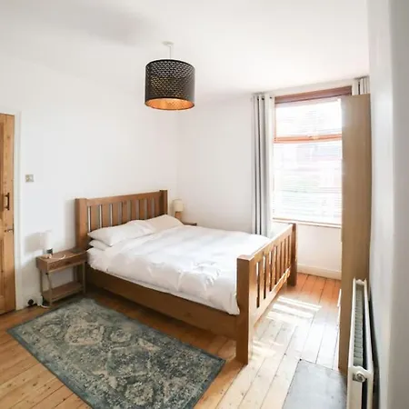 Delightful 2bed House Near Central Leeds *