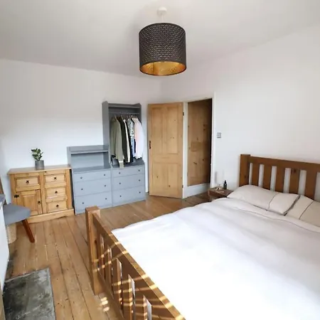 Delightful 2bed House Near Central Leeds