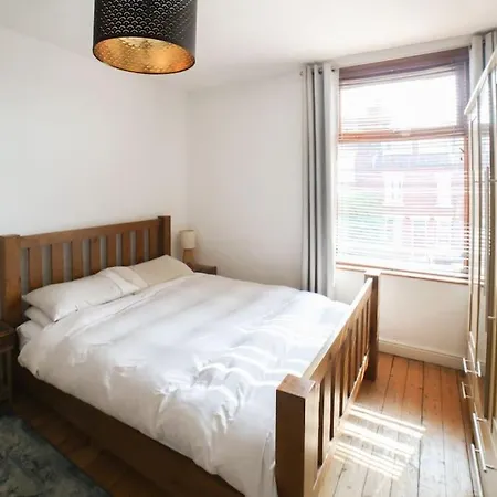 Apartment Delightful 2bed House Near Central Leeds *